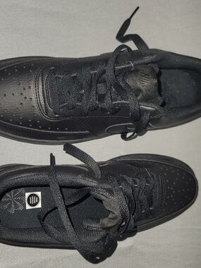 Nike Men’s Black Low-Top Lace-Up Sneakers
